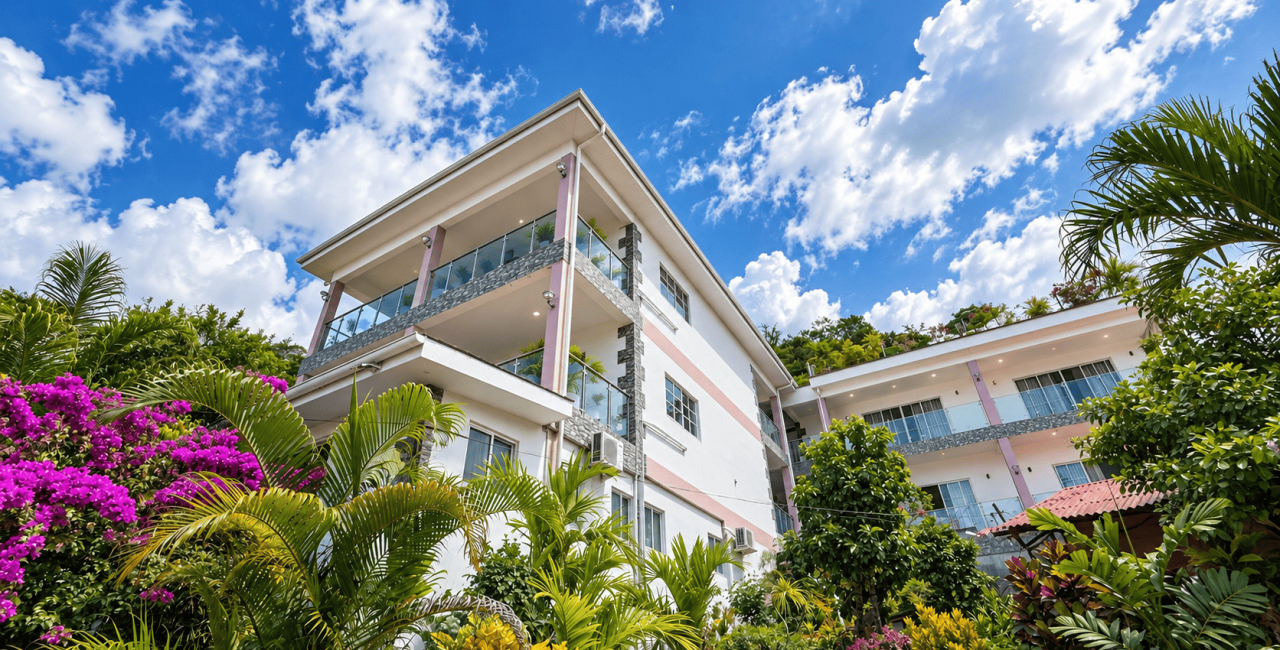 Bâtiment de Creole Cottage Apartment entouré de bougainvilliers, Anse Royale, Mahé